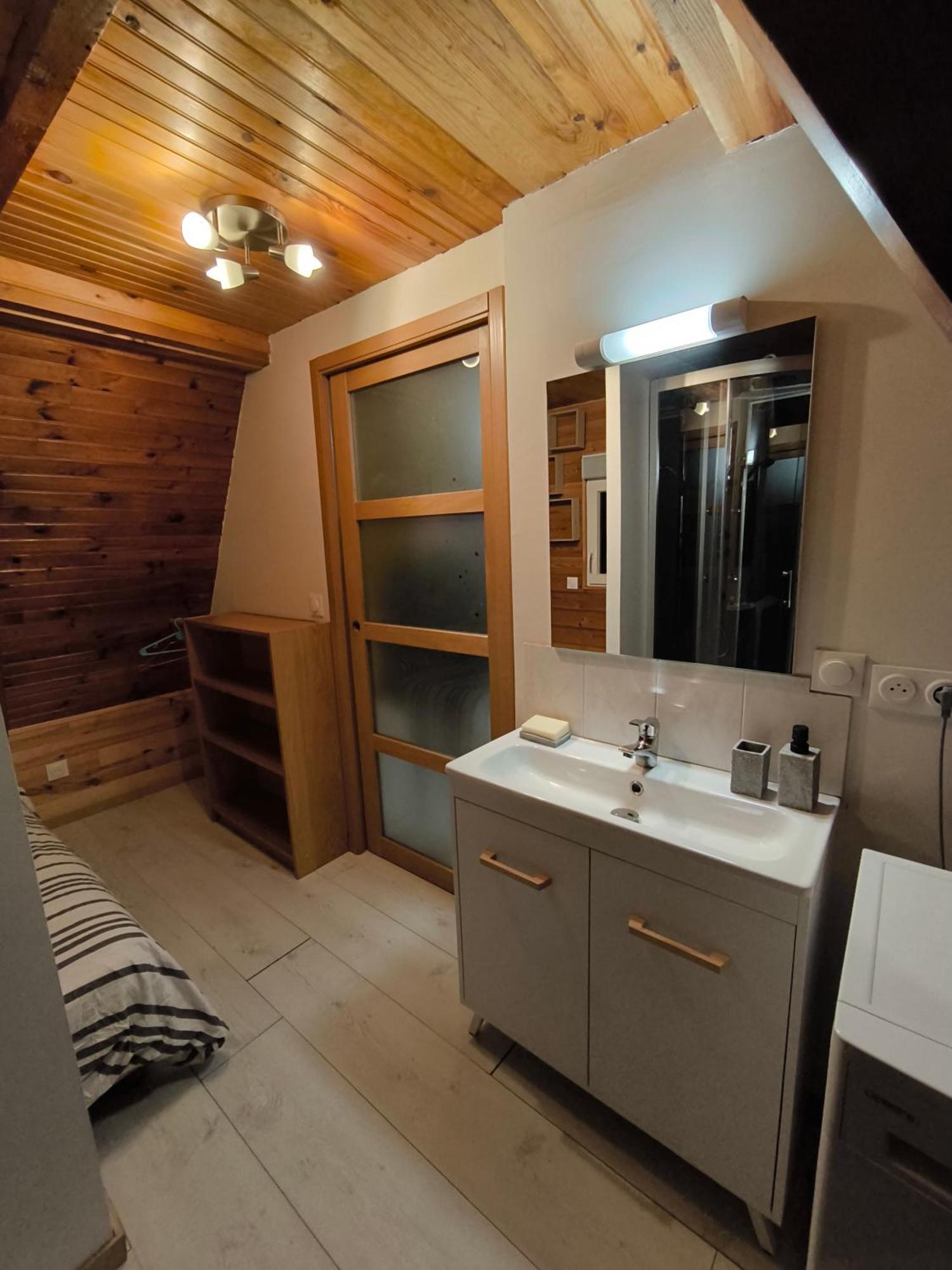 Oust Petit Chalet Avec Terrasse מראה חיצוני תמונה